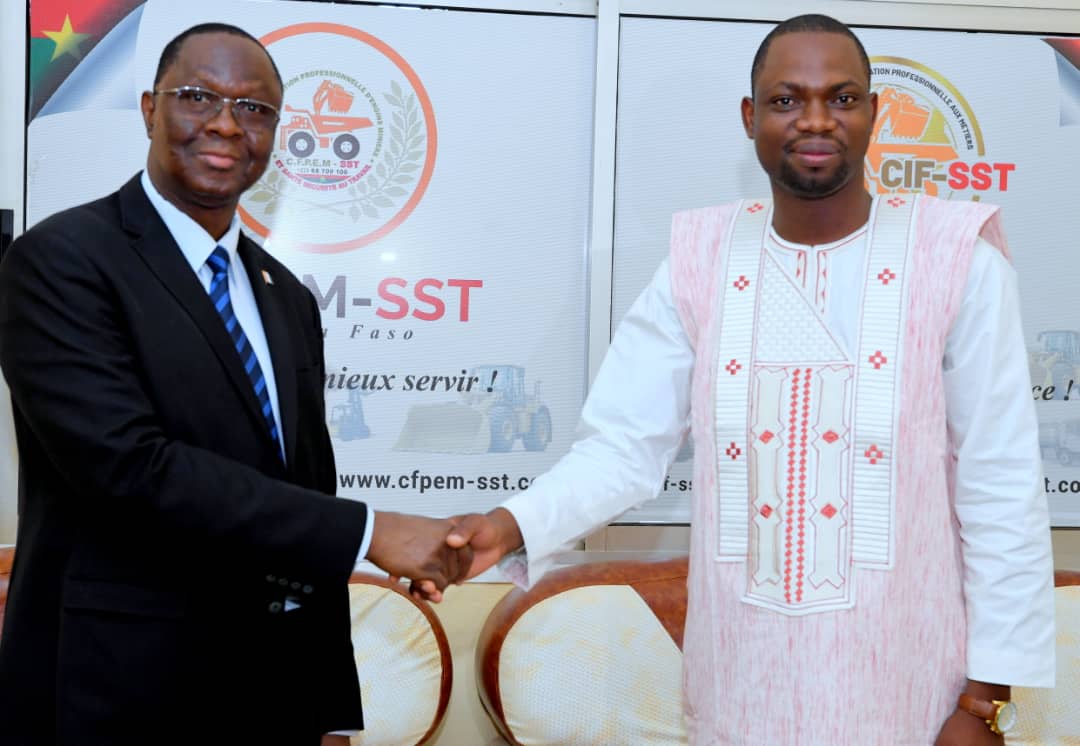 Lire la suite à propos de l’article Entreprenariat : L’Ambassadeur ivoirien encourage le Fondateur du CFPEM-SST