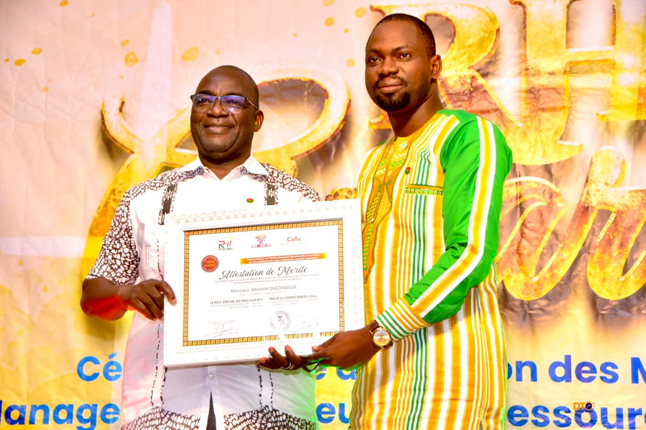 You are currently viewing CFPEM-SST : LE FONDATEUR IBRAHIM OUÉDRAOGO DÉSIGNÉ MEILLEUR DÉVELOPPEUR DE COMPÉTENCES 2024 AU RH – AWARDS BURKINA FASO. UN LEADERSHIP CONFIRMÉ